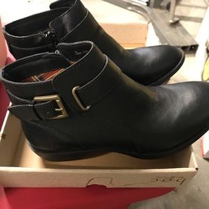 Brand new women’s ankle boots- BOC size 7.5